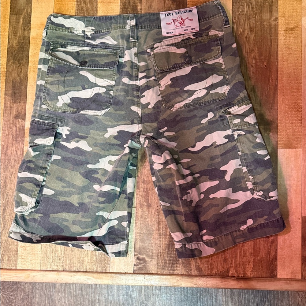 True Religion Camo Cargo Shorts – Size 33